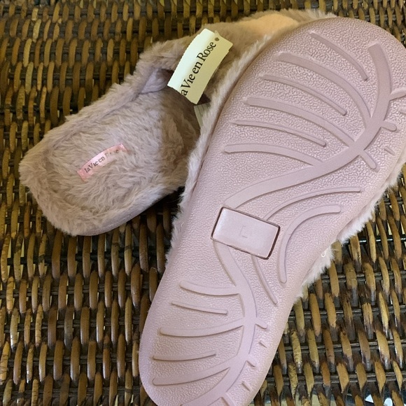 NWT La Vie En Rose plush slide on slippers - Picture 4 of 11